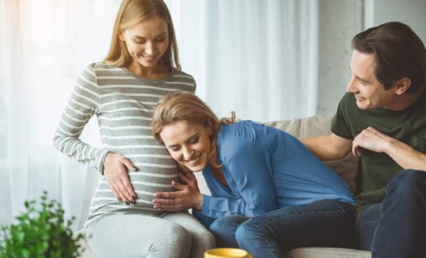 casal heterossexual e mulher grávida para útero de substituição reprodução humana